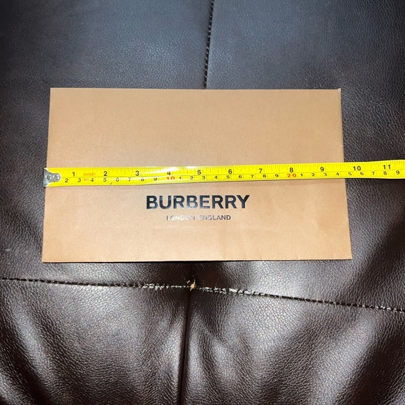 Burberry gift paper bag. - Picture 3 of 4